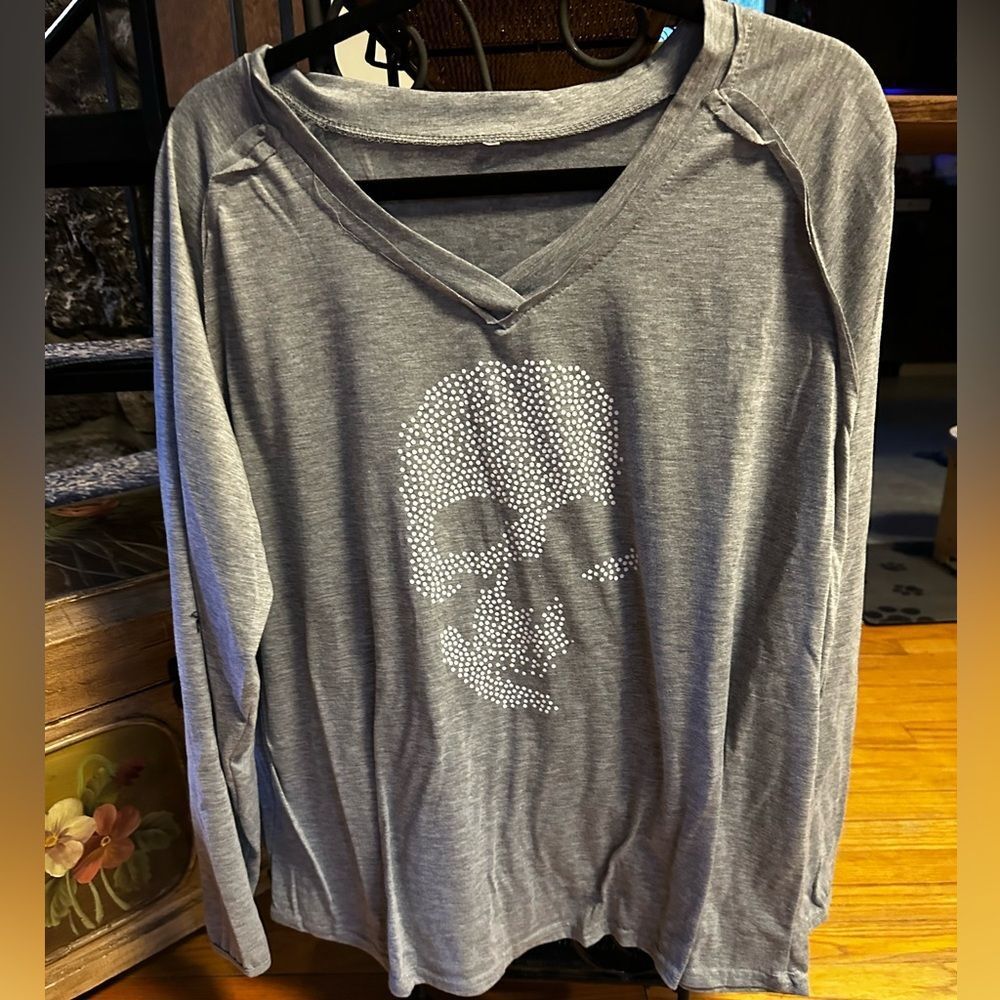 Gray Long Sleeve Top with Skull Design - Picture 3 of 9